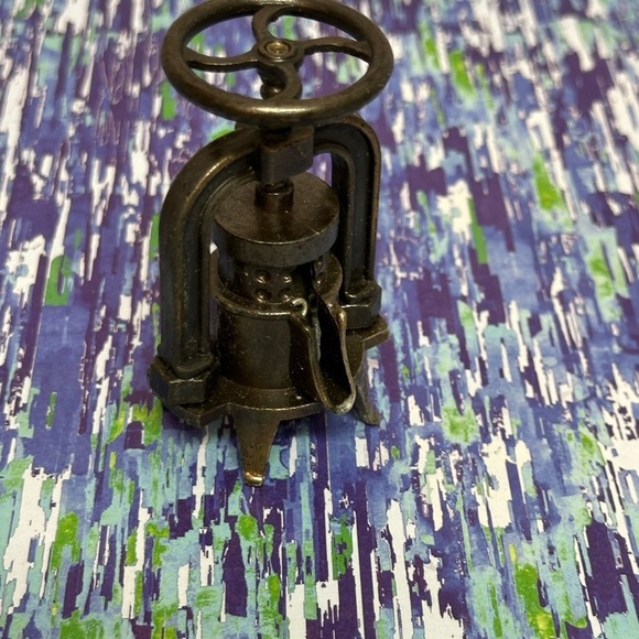 Vintage Die-Cast Pencil Sharpener SQUEEZER WINE GRAPE PRESS with Box #204 - Picture 4 of 7